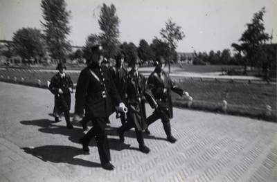 221096 Afbeelding van een enkele mannen mogelijk behorend tot een luchtwachtdienst op de Laan van Chartroise te ...
